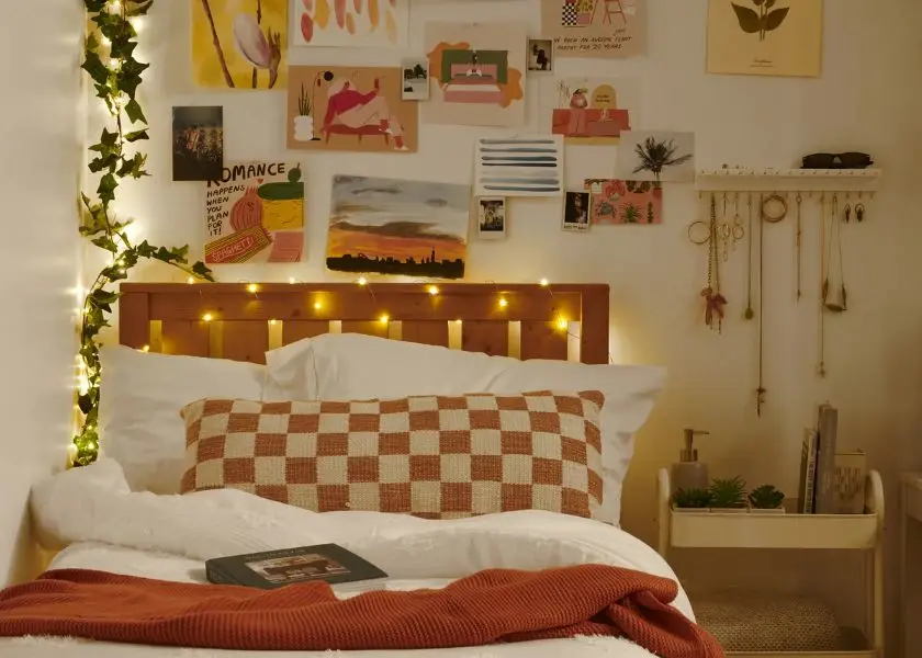 Tambahkan Lampu Hias atau LED Strip untuk dekorasi kamar aesthetic